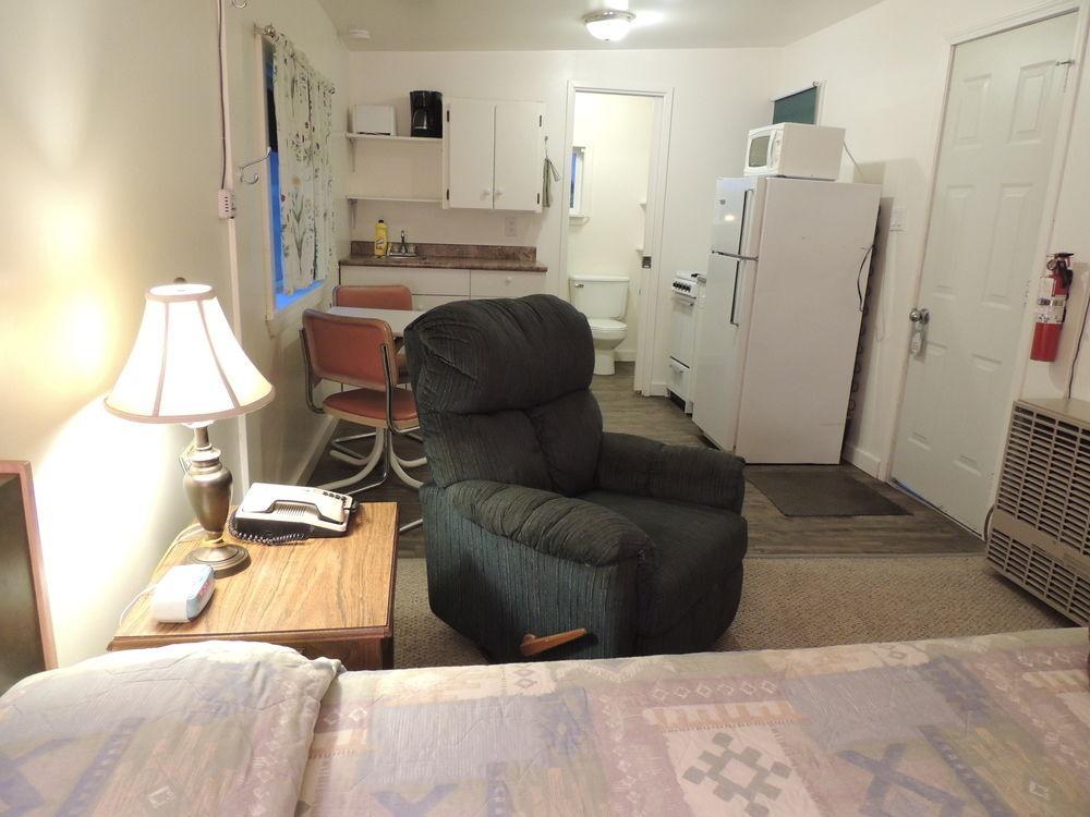 100 Mile Motel & Rv Park 100 Mile House Bagian luar foto