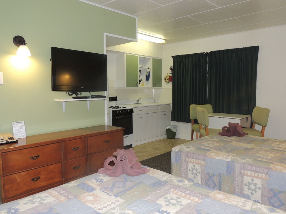 100 Mile Motel & Rv Park 100 Mile House Bagian luar foto