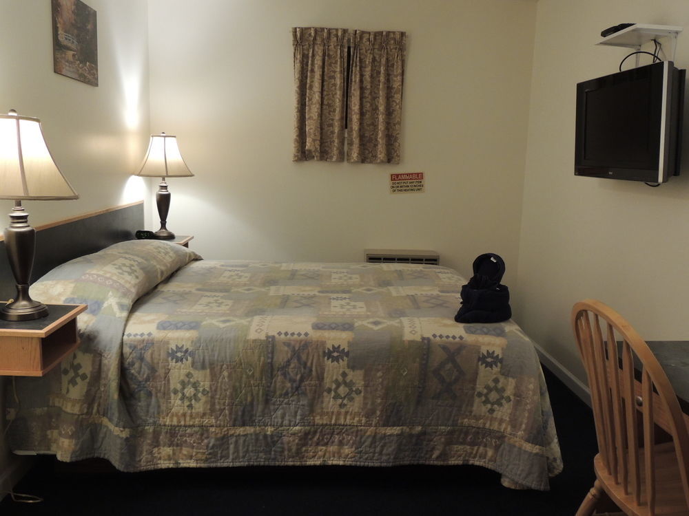 100 Mile Motel & Rv Park 100 Mile House Bagian luar foto