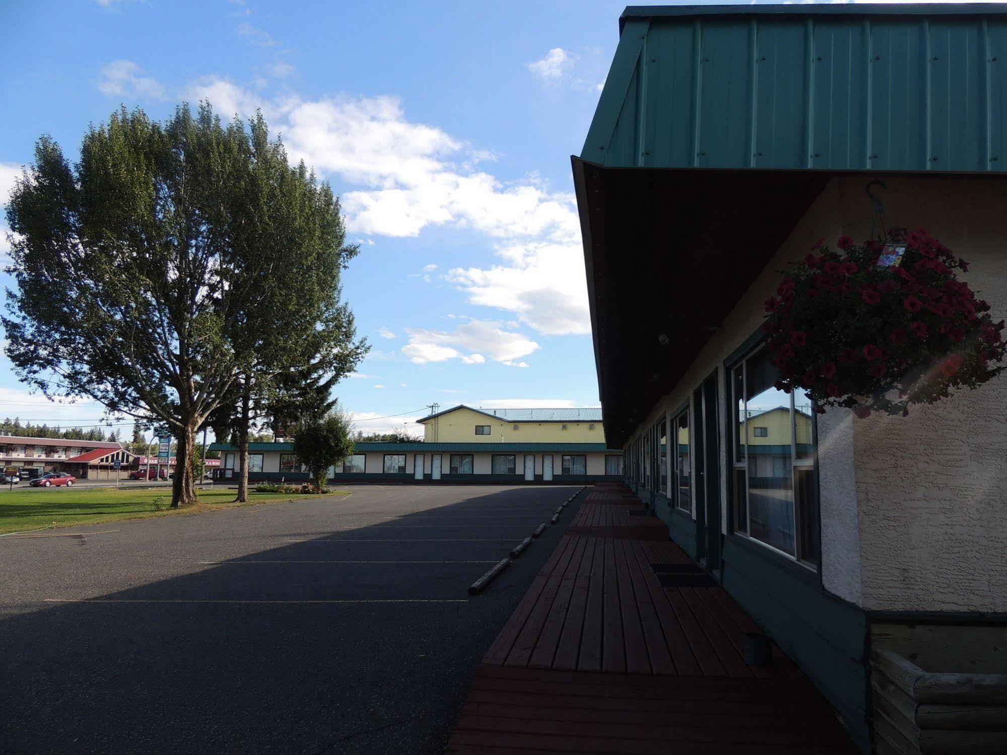 100 Mile Motel & Rv Park 100 Mile House Bagian luar foto
