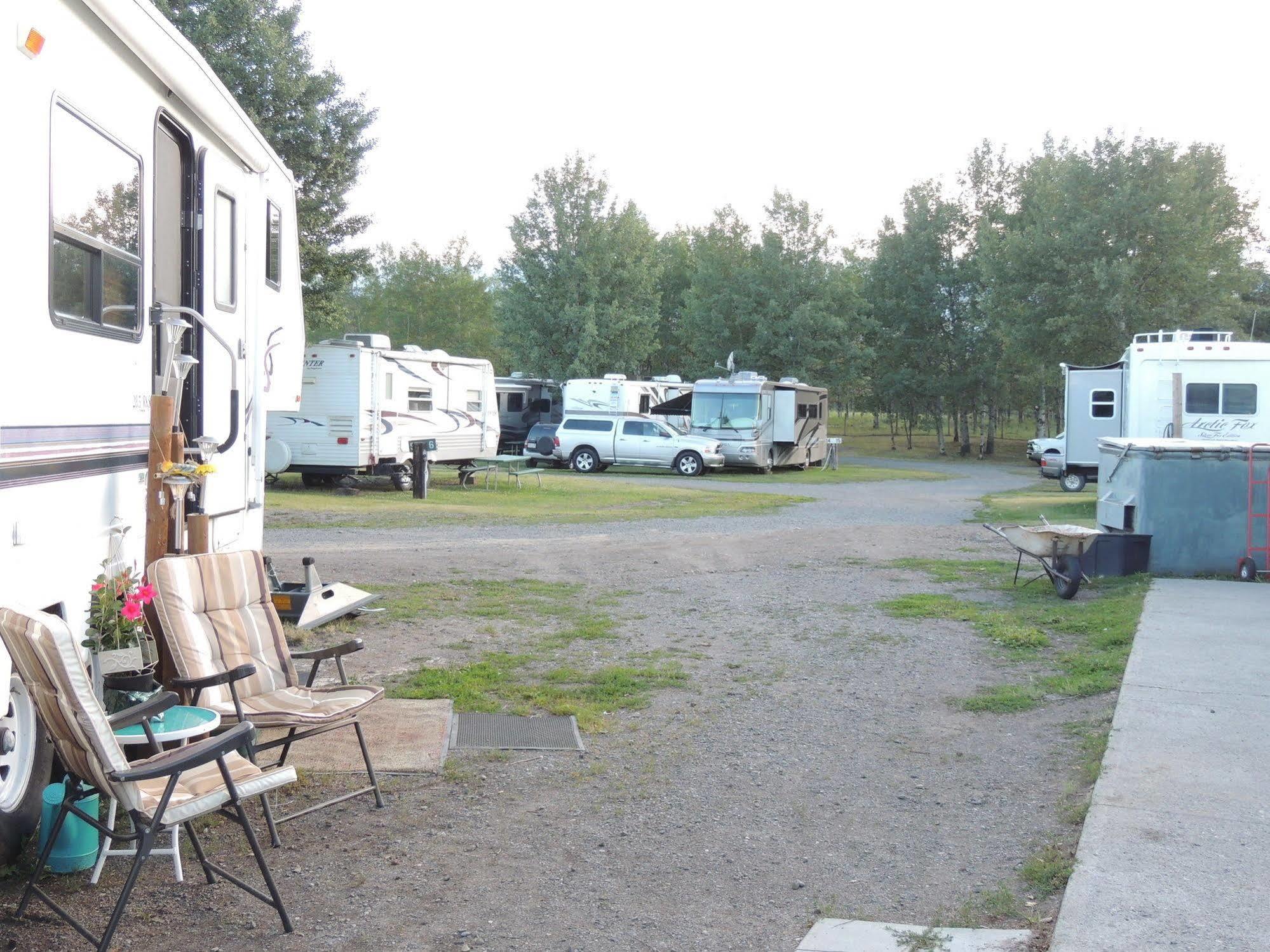 100 Mile Motel & Rv Park 100 Mile House Bagian luar foto