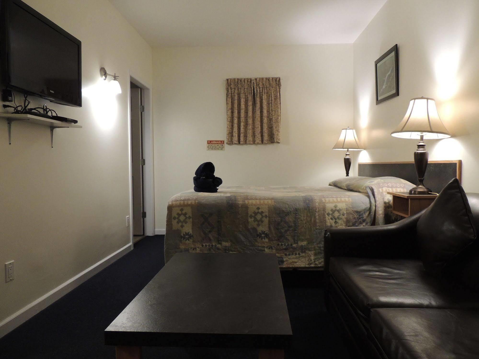 100 Mile Motel & Rv Park 100 Mile House Bagian luar foto