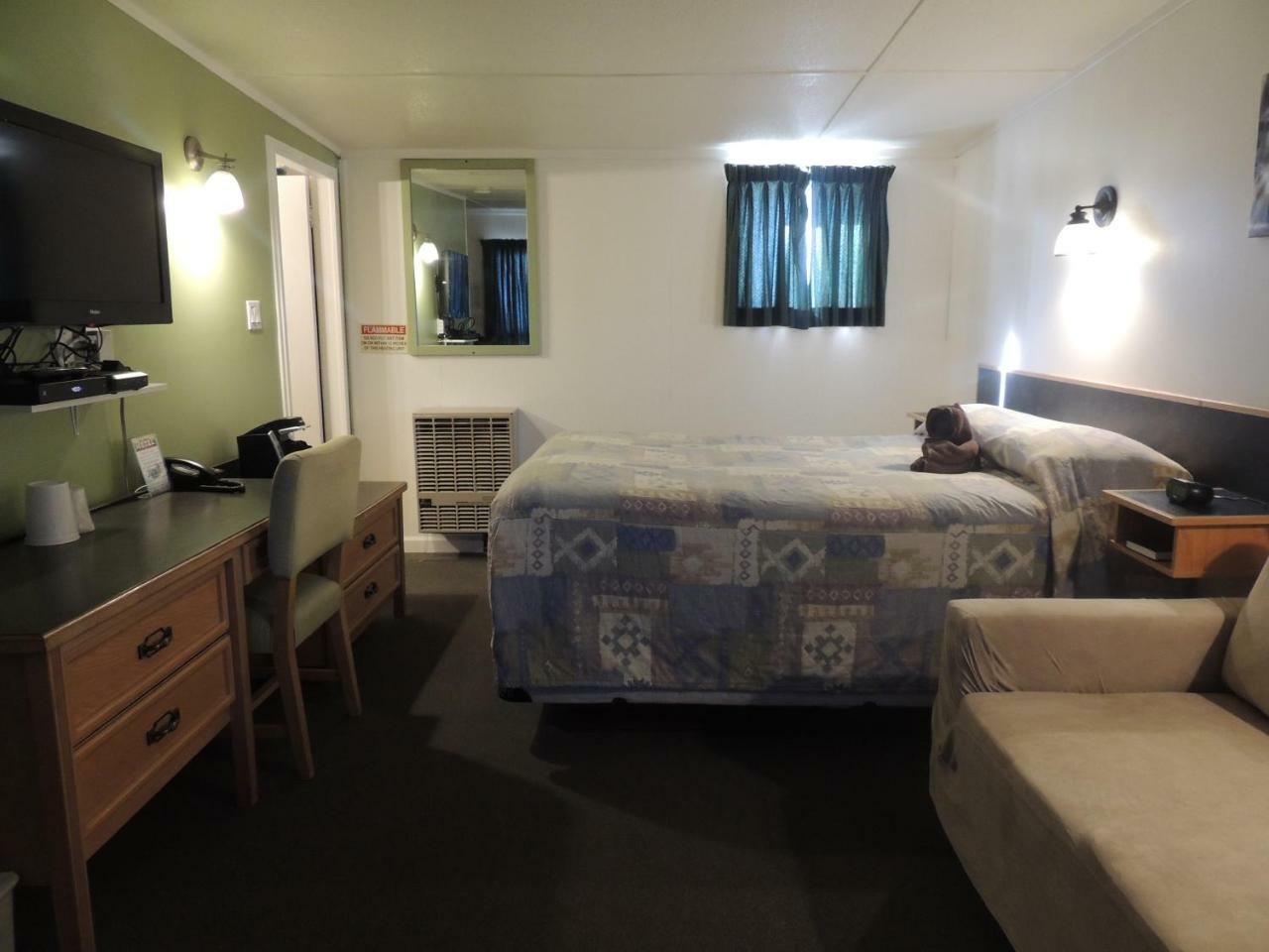 100 Mile Motel & Rv Park 100 Mile House Bagian luar foto