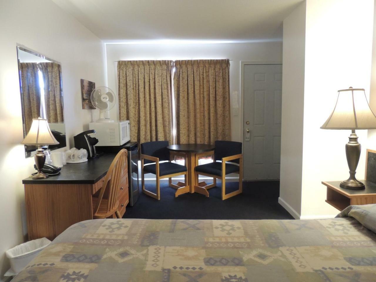 100 Mile Motel & Rv Park 100 Mile House Bagian luar foto