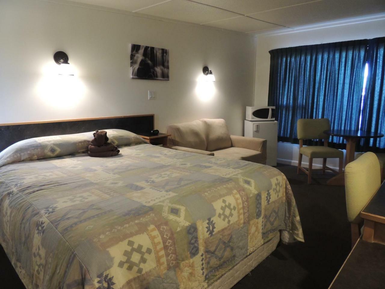 100 Mile Motel & Rv Park 100 Mile House Bagian luar foto