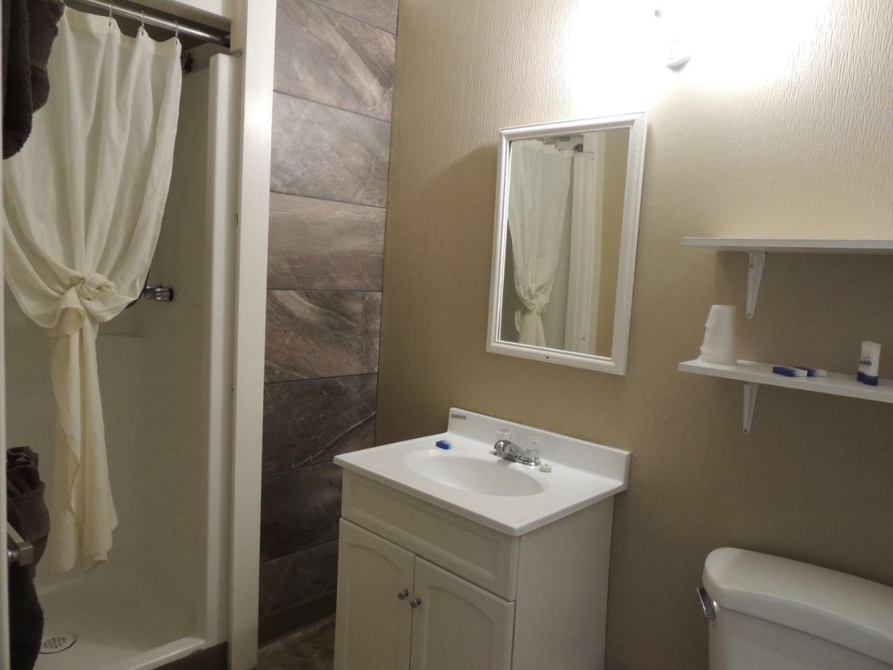 100 Mile Motel & Rv Park 100 Mile House Bagian luar foto
