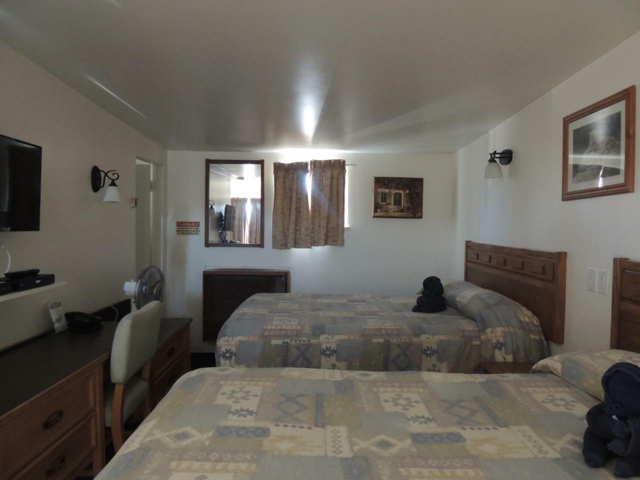 100 Mile Motel & Rv Park 100 Mile House Bagian luar foto