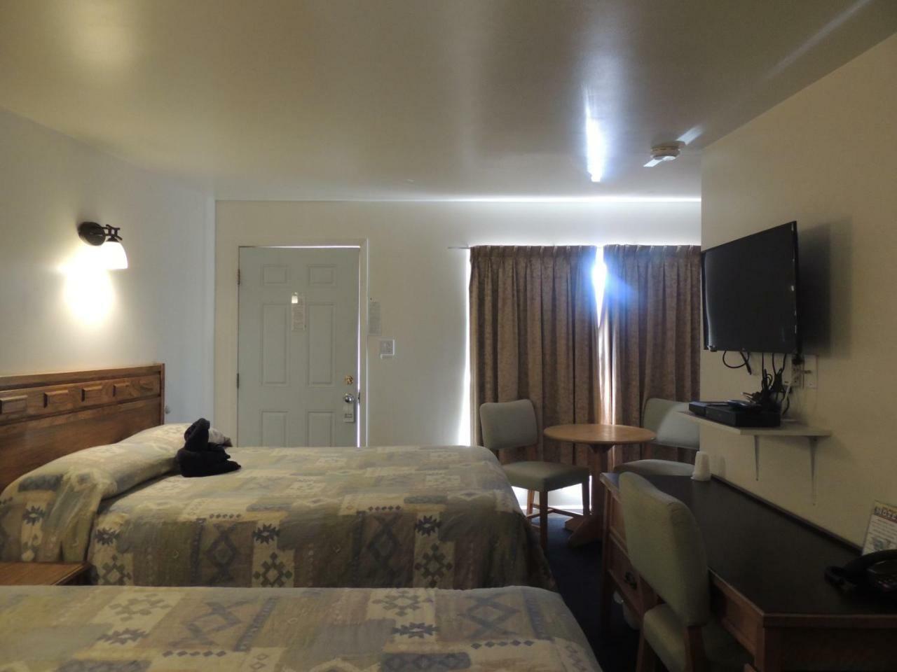 100 Mile Motel & Rv Park 100 Mile House Bagian luar foto