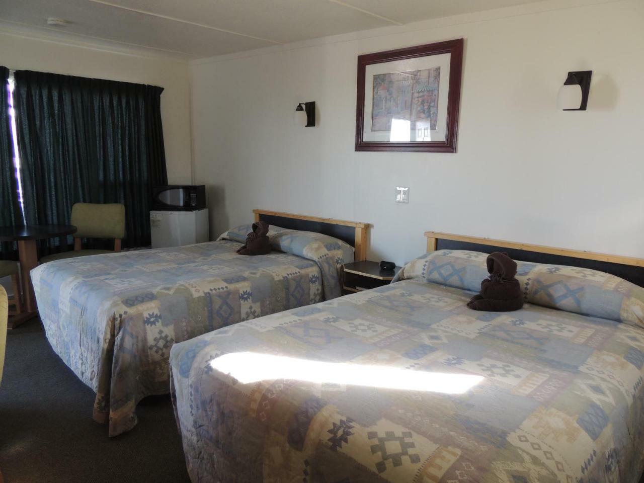 100 Mile Motel & Rv Park 100 Mile House Bagian luar foto