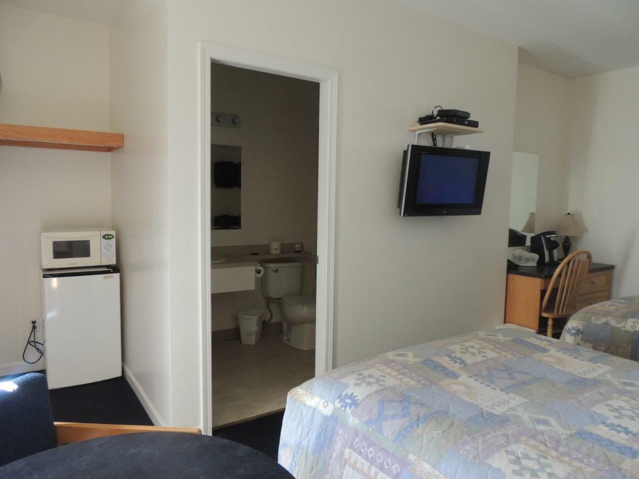 100 Mile Motel & Rv Park 100 Mile House Bagian luar foto