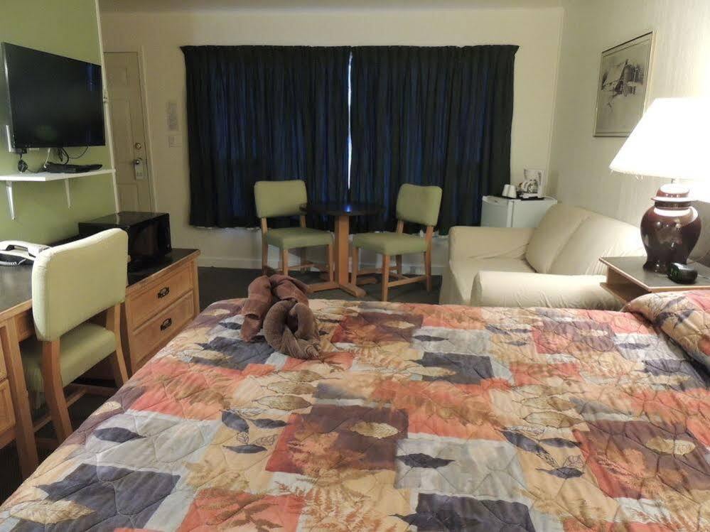 100 Mile Motel & Rv Park 100 Mile House Bagian luar foto